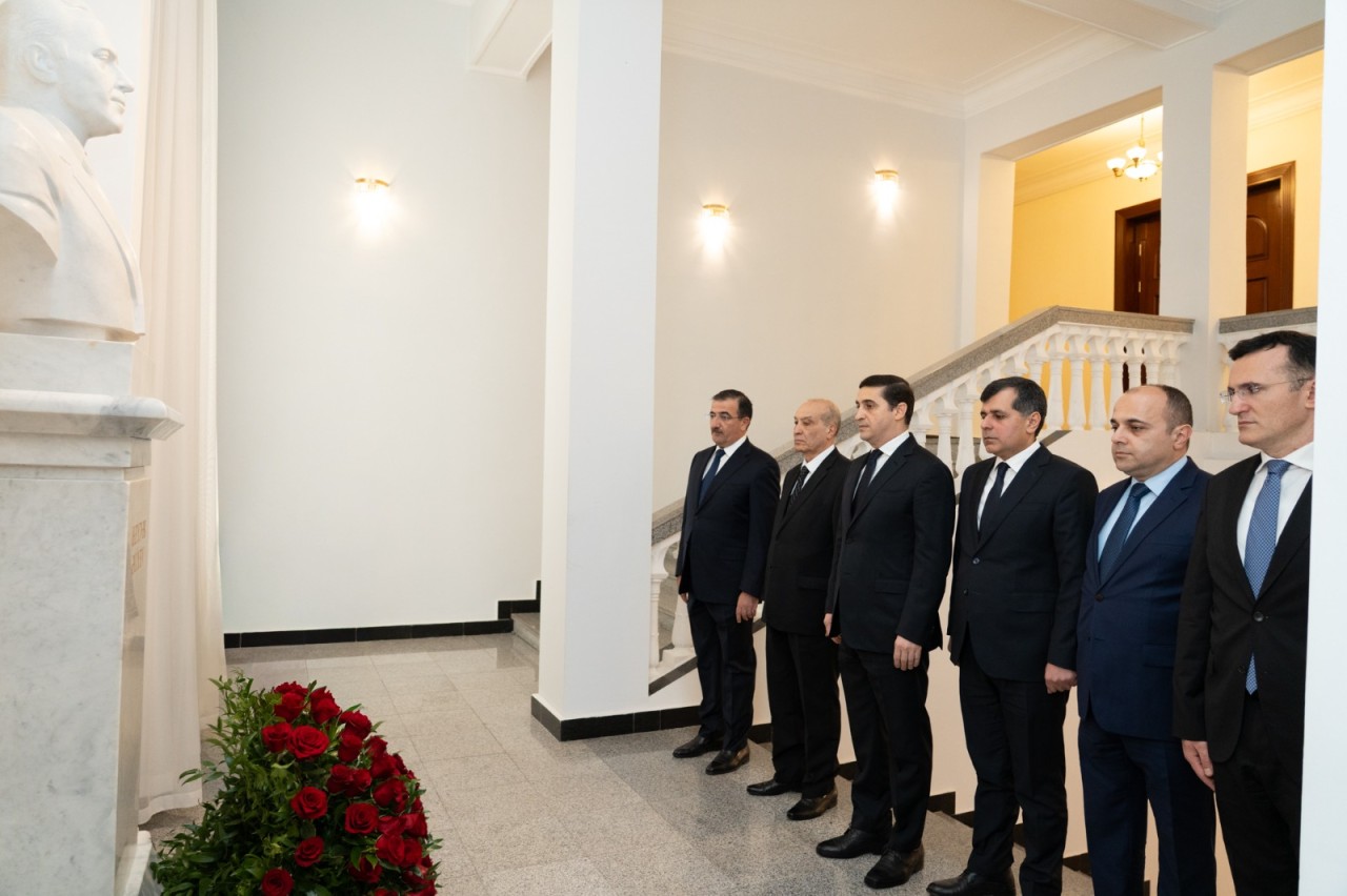 Ədliyyə Nazirliyinin kollektivi Ulu Öndər Heydər Əliyevin məzarını ziyarət edib - FOTOLAR